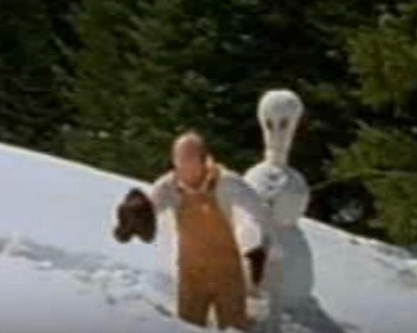 11. Cannibal! The Musical (1993) filminde 'Let's Build a Snowman' şarkısı söylenirken sahnedeki kardan adamın kafası uzaylıya dönüşüyor.