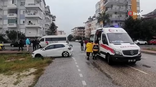 Özel çocukları taşıyan servis ile otomobil çarpıştı