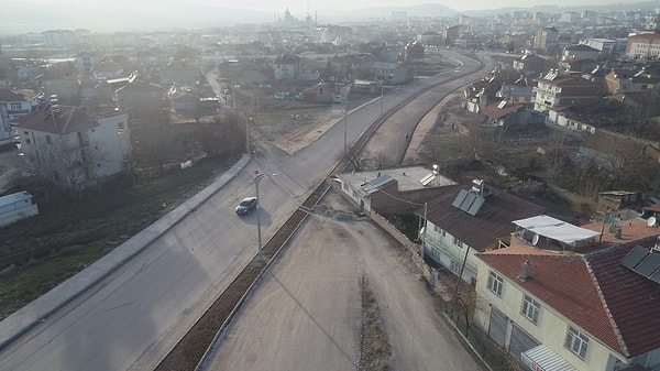 Belediye yetkilileri, söz konusu yolun 2008 yılından beri imar planına dahil olduğunu belirterek, davanın şu an bir üst mahkemede bulunduğunu hatırlatıp, hukuki sürecin devam ettiğini söyledi.