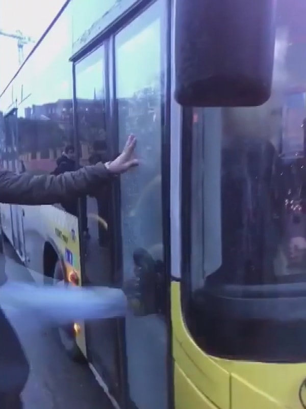 Arnavutköy Deliklikaya-Hadımköy hattında sefer halindeki İETT otobüsünde arıza yaşandı.