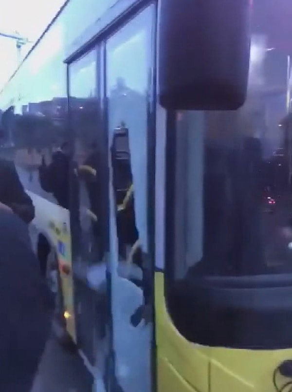 Tartışma sırasında B.K., tekme atarak otobüsün ön kapısının camını kırdı.