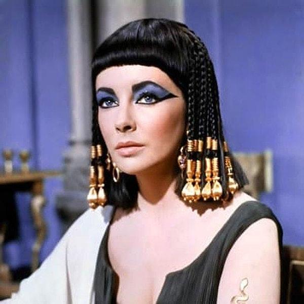 Eski Mısırlılar göz makyajlarının sihirli bir gücü olduğuna da inanıyorlardı. Gözlerine çektikleri sürmenin, onları enfeksiyonlardan koruduğu ve aynı zamanda sinekleri kovmaya da yardımcı olduğuna inanıyorlardı.