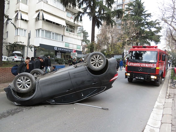 İhbar üzerine olay yerine itfaiye, sağlık ve polis ekipleri sevk edildi.