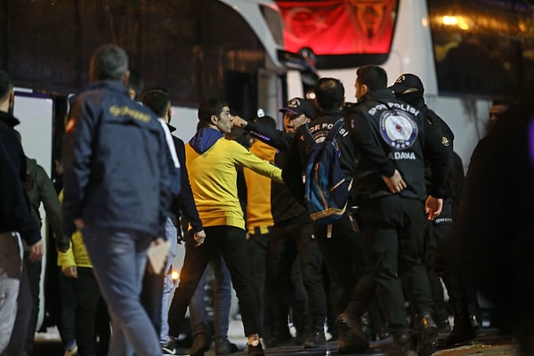 Polisin müdahalesiyle olaylar yatışırken, MKE Ankaragücü taraftarları otobüslerle stattan ayrıldı.
