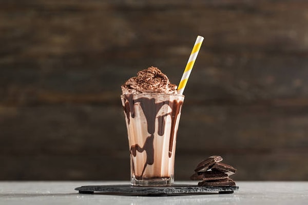 Amerikalılar zamanla milkshake için farklı tatlar aramaya başlamışlar ve içerisine dondurma koyarak tüketmişlerdir.