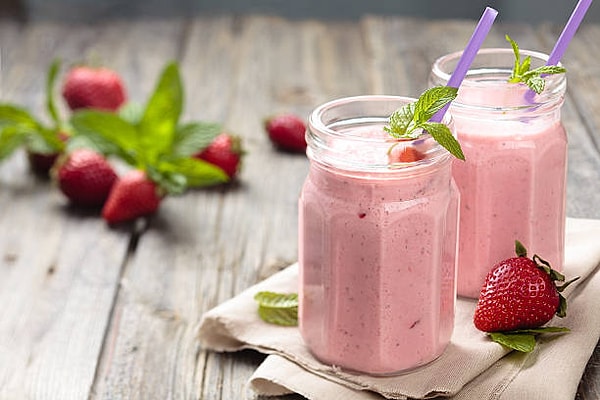 Orijinal tarifte vanilyalı dondurma kullanılan milkshake, günümüzde bütün aromalı dondurmalardan yapılabilir. Eğer dondurma sevmiyorsanız dondurma yerine yoğurt ve taze meyveler de kullanabilirsiniz.