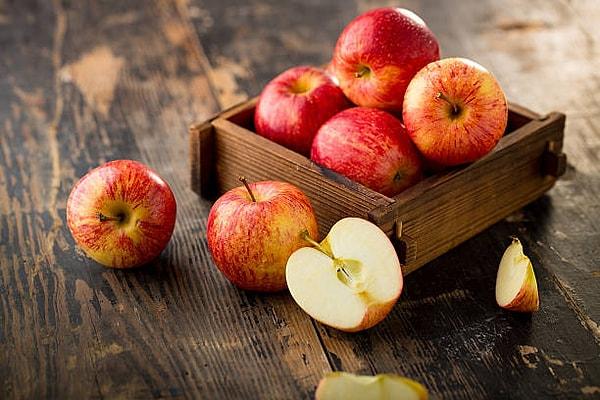Diyet lifleri açısından oldukça zengin olan elma, özellikle mart ayında en verimli şekilde tüketilen meyvelerden biridir. Elmanın kabuğunda ve içinde bulunan mineraller sayesinde pek çok hastalığın ilacı konumuna gelmiştir.
