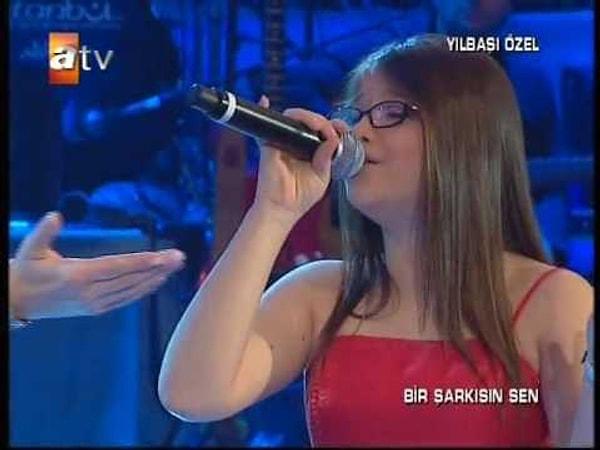 Güçlü sesi ile yarışmanın öne çıkan isimleri arasında yer alan Şebnem, Funda Arar ve Zerrin Özer gibi ünlü şarkıcılarla düetleriyle de akıllara kazınmıştı.