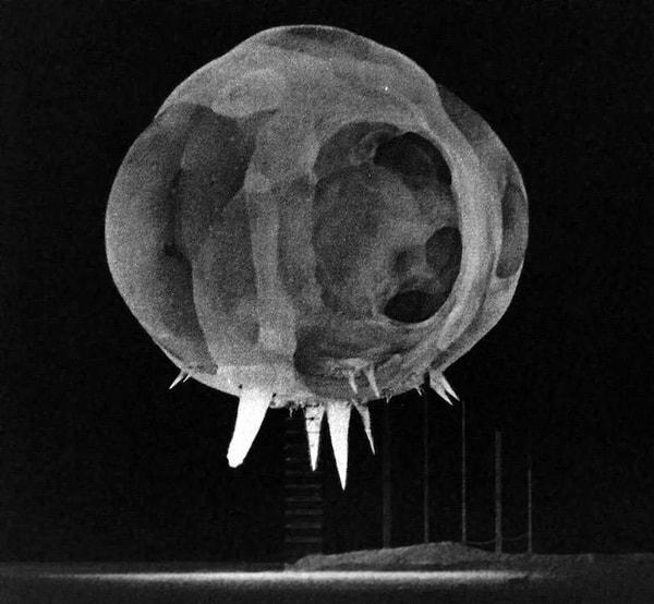 2. ABD tarafından 1952'nin başlarında Nevada Test Alanında gerçekleştirilen bir dizi nükleer silah testi olan Tumbler-Snapper Operasyonu patlamasının ardından çekilmiş bir fotoğraf.