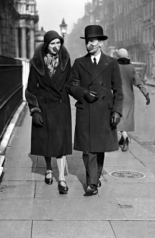 3. Grip salgını esnasında dışarıda maskesi ile gezen Londralı bir çift. (1932)