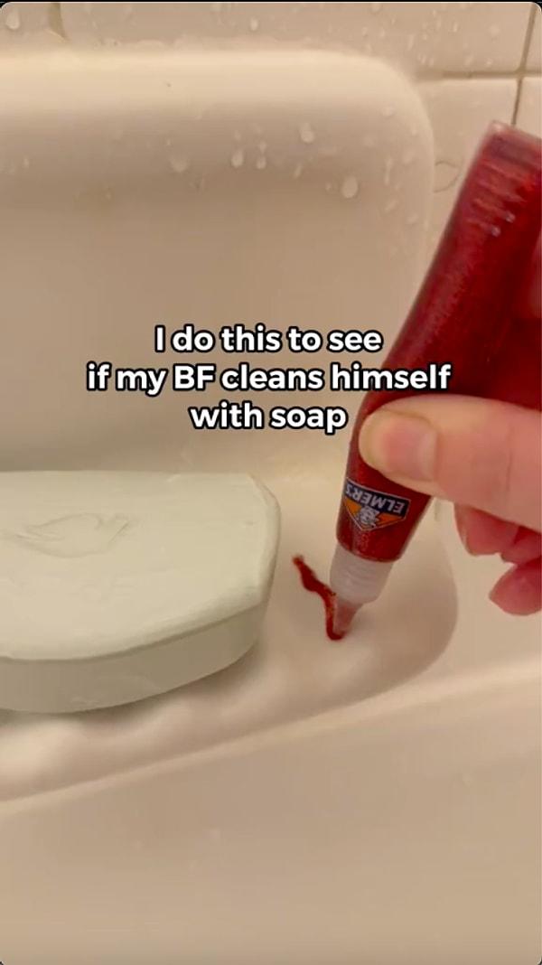 Erkek arkadaşı banyoya girmeden önce sabunun ve şampuanın altına yapıştırıcı ve slime üreten bir markanın ürününü sürdü.
