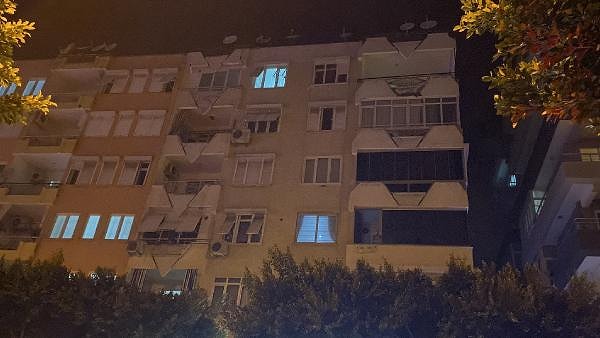 Olay, saat 21.00 sıralarında Kepez ilçesi Özgürlük Mahallesi Mehmet Akif Ersoy Caddesi üzerinde bulunan 6 katlı apartmanın çatısında meydana geldi.