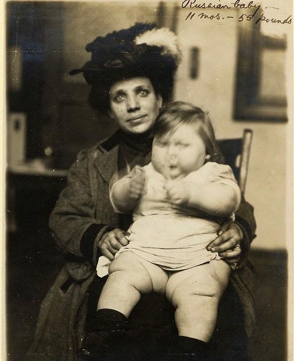 13. 1910 yılında fotoğrafı çekilen Ellis Adası göçmenleri. Fotoğraftaki çocuk 11 aylık ve 25 kg ağırlığında.
