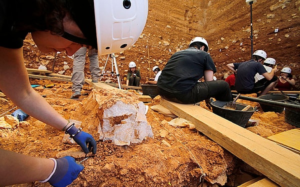 Kuzey İspanya’daki Atapuerca’da eski insanların kemik yığınları bulundu.