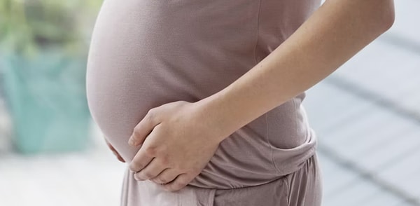 2. Как сокращенно называется хирургическая процедура, при которой ребенок рождается через разрез в животе матери?