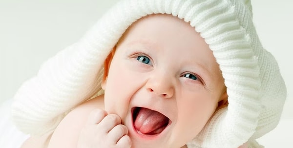 9. В какой позе, по рекомендации врачей, должен спать новорожденный?