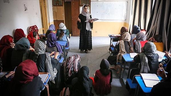Taliban geçen hafta Afgan kadınlarının ve kız çocuklarının okullara ve üniversitelere gitmesinin "kendileri için elverişli bir ortam" oluşturulana kadar  "ertelendiğini" duyurmuştu.