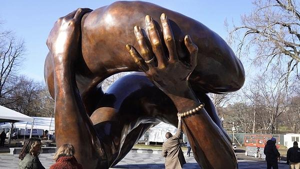 Ancak yapımı için yaklaşık 10 milyon dolar harcanan heykel, Coretta King'in kuzeni tarafından 'para israfı' olarak adlandırıldı.