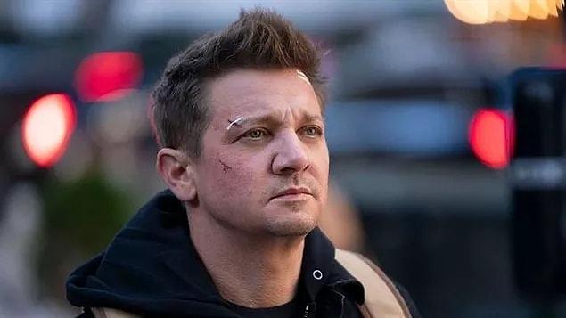 There was also information that Renner, who was seriously injured, had lost a lot of blood. The announcement of the star's health condition as "critical but stable" had scared his supporters quite a lot.