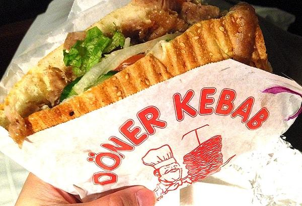 Ülkemizde hepimizin vazgeçilmeyeni olan döner, senelerdir Avrupa ülkelerinde de ‘doner kebab’ adıyla en çok tercih edilen ve sevilen fast food yiyeceklerinden biri haline geldi.