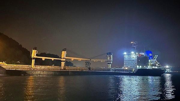 Ukrayna'dan İstanbul'a gelen yük gemisinin karaya oturması nedeniyle, boğazdaki geçişler askıya alındı.