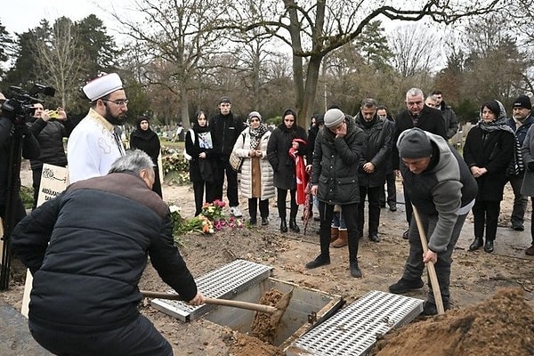 Aile bunun üzerine babalarının küllerini alıp Stöcken Müslüman Mezarlığı'nda toprağa verdi.