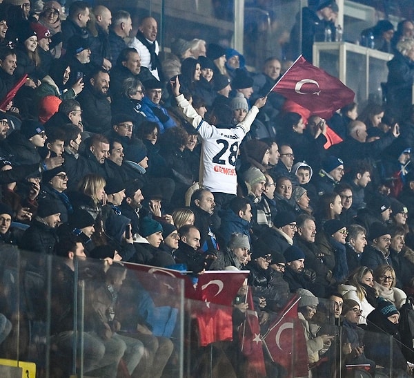 Merih Demiral maçın ardından kendisini desteklemeye gelen taraftarla fotoğraf çektirdi.