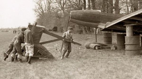 10. 2. Dünya Savaşı sırasında Almanlar, Müttefikleri kandırmak için ahşap uçak ve araçlarla sahte ahşap hava meydanları inşa etmişler.