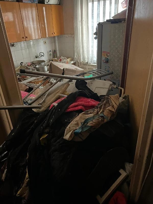 Apartman sakinleri, uyarılarına rağmen dairesine çöp toplamaya devam eden Zeynep O. hakkında savcılığa şikayette bulundu. Mahkeme, evden çöplerin temizlenmesi kararı verdi. Bu karar üzerine Odunpazarı Belediyesi ve Evinizde (SOBE) ekibi ile belediyenin Temizlik İşleri Müdürlüğü Kırsal Hizmetler Müdürlüğü ekipleri, Zabıta ve polis harekete geçti.