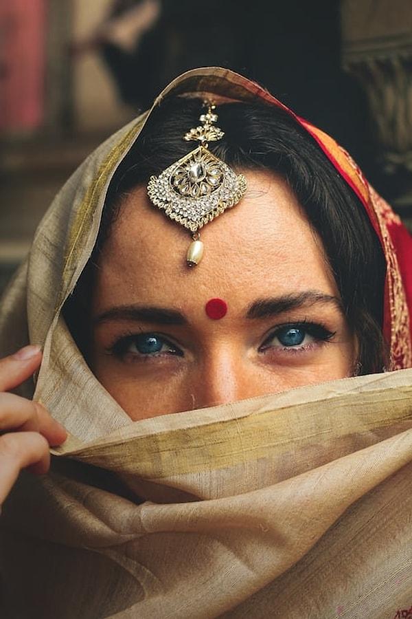 Bazı kadınların makyaj yapma sebebi ise tamamen kültürel geçmişlerinden kaynaklanıyor. Örneğin bir Hintli dansçı için saç, makyaj ve kostüm olmazsa olmazlardandır.