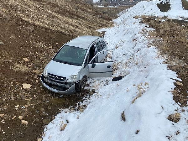 Araçta mahsur kalan Kahraman, sabah saatlerinde kazayı görenlerin haber vermesiyle olay yerine sevk edilen sağlık ve polis ekiplerince araçtan çıkarıldı.