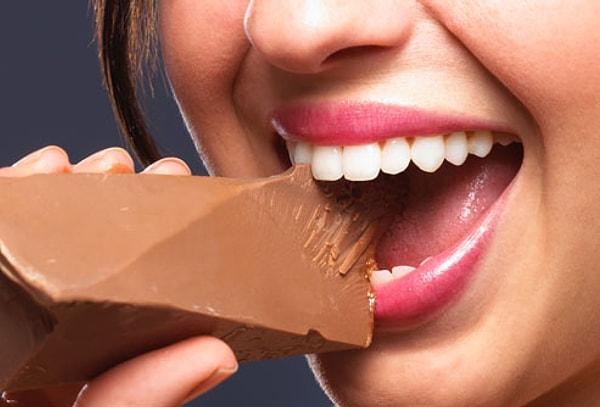 3. Çikolata yemek sivilceye neden olabilir.