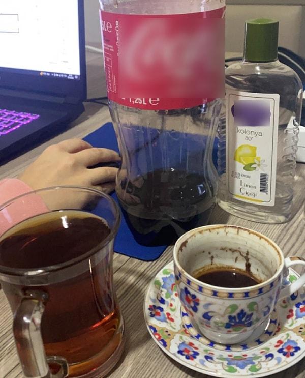 6. Peki ne içeriz kanka? Türk kahvesi var, çay, soda, kola, kolonya(!)...