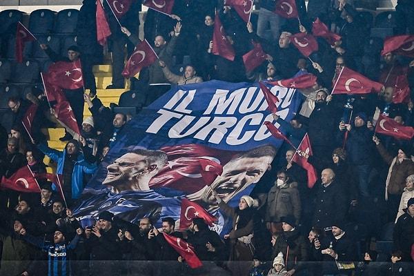 Maçı izleyen taraftarlar, "Il Muro Turco" yani "Türk Duvarı yazılı bir pankart açtı.