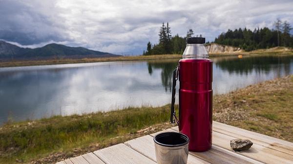 Güne kahvesiz başlayamayan sevdiceğin için her sabah kahvesini yanında taşıyabileceği bir termos alabilirsin.