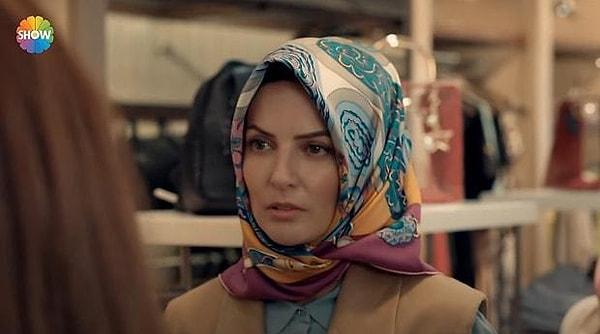 Zaten dizinin ilk bölümündeki Kıvılcım ve başörtülü bir karakterin mağazada yaşadığı diyalog Kızılcık Şerbeti'nin sık sık eleştiri oklarının hedefi olacağını göstermişti bizlere.