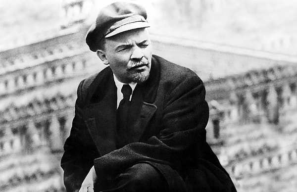 8. Какую должность занимал Ленин?