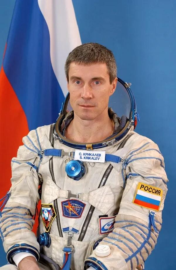 Sizleri Sovyet kökenli bir kozmonot olan Sergey Krikalev ile tanıştıralım. Kendisi çok özel bir görev için uzaya gönderildi ve başına gelen kalmadı desek yanılmayız.