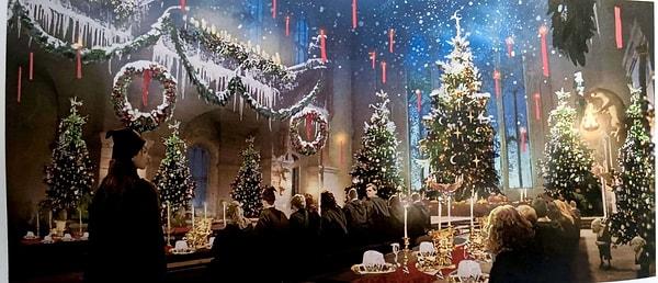 Bu görselde ise Noel zamanının coşkusunu taşıyan Ortak Salon'u görüyoruz.