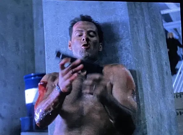 14. Die Hard filminde John tarafından öldürüldükten hemen sonra Karl'ı sahnenin arka planında görebilirsiniz. -