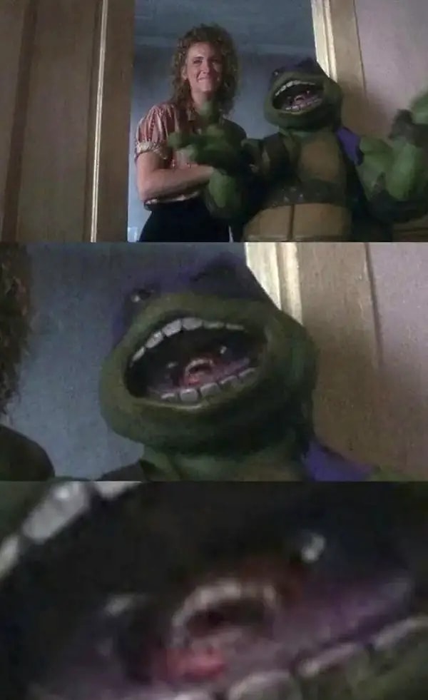 18. Ninja Kaplumbağalar sahnesinde aktörü kaplumbağaların kıyafetlerinden birinin içinde görebilirsiniz.