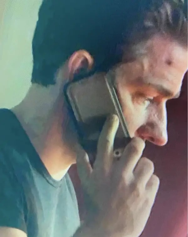 24. Jack Ryan dizisinde sahnelerinden birinde Jack, telefonunu ters tutuyor.