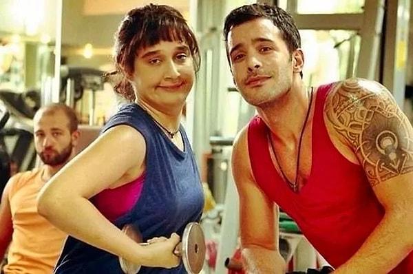 Yakışıklı oyuncu, sevilen Türk komedi filmi 'Deliha' setinde tanıştığı Gupse Özay'a gönlünü kaptırmıştı. Oyuncu çiftin ilişkisi adeta gıpta edilesi...