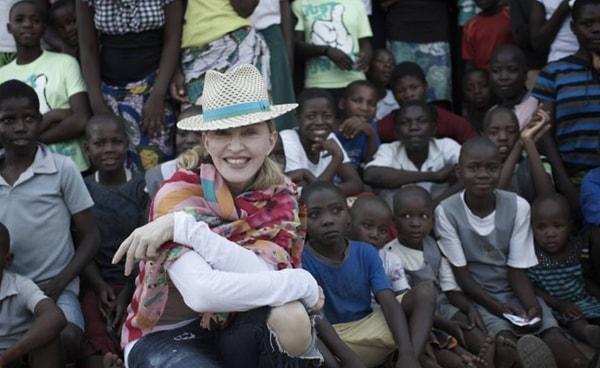 EWF ile Afrikalı Twitter kullancılarının Madonna ile 2006 yılında kurulan Raising Malawi isimli hayır kuruluşuna dair iddiaları bu şekildeydi.