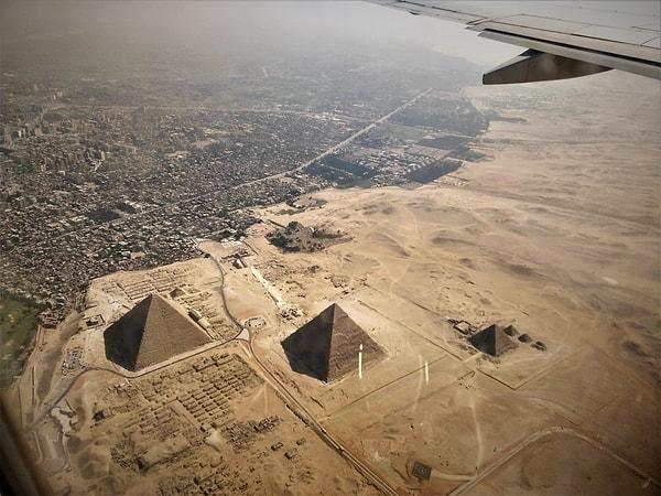 Khufu, Khafre ve Menkaure’den oluşan bu üç piramit eski Mısırlıların beceri ve mühendisliğinin etkileyici bir kanıtı olarak kabul edilmektedir.