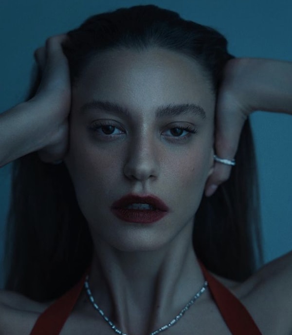 Güzelliği, karizması ve yer aldığı projelerdeki başarısıyla Türkiye’nin en dikkat çeken isimlerinden biri olan Serenay Sarıkaya, her adımıyla gündem yaratmaya devam ediyor.
