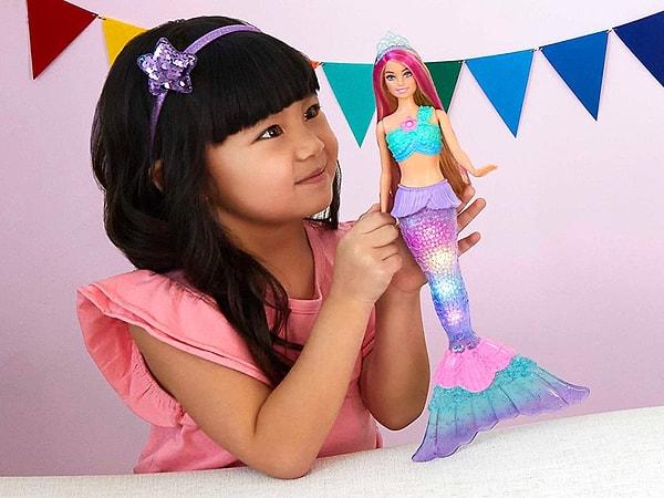 13. Suda yanıp sönen ışık özelliği ile çok sevilen Barbie Dreamtopia ışıltılı deniz kızı bebek.
