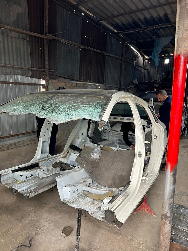 Oto Hırsızlık Büro Amirliği ekipleri çalıntı otomobili bulabilmek için bir tamirhaneye baskın yaptıklarında aracın tamamen parçalanarak yedek parça haline getirildiğini belirledi.