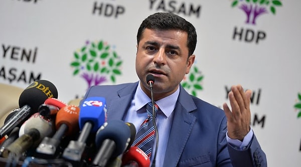 Daha sonra Demirtaş’a telefonla acil görüşme hakkı tanınarak ailesiyle konuşmasına izin verildi. Ancak eşine ulaşamadı.