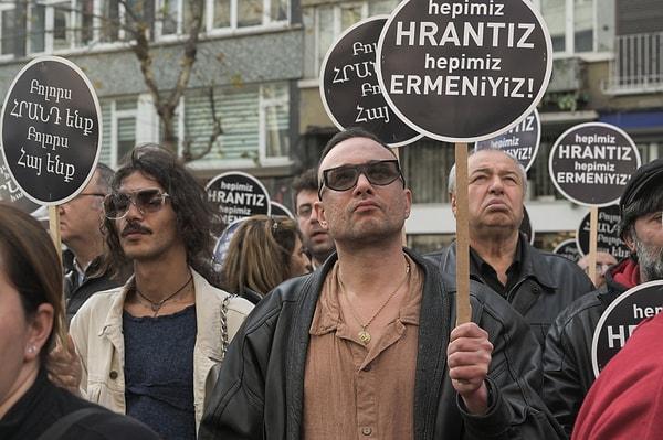 Törende katılımcılar, Türkçe, Kürtçe ve Ermenice çeşitli sloganlar attı, ellerinde çeşitli dövizler taşıdı.
